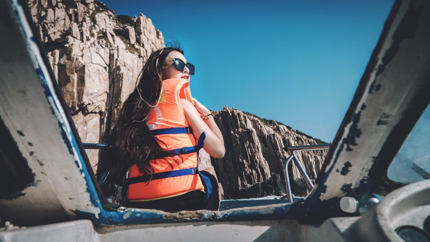 does a life jacket keep you afloat